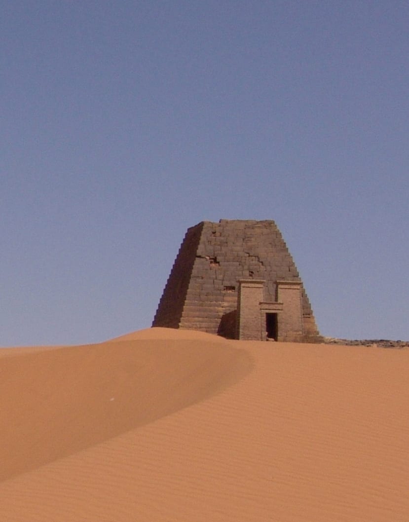 Una piramide di Meroe su una duna arancione. Sudan