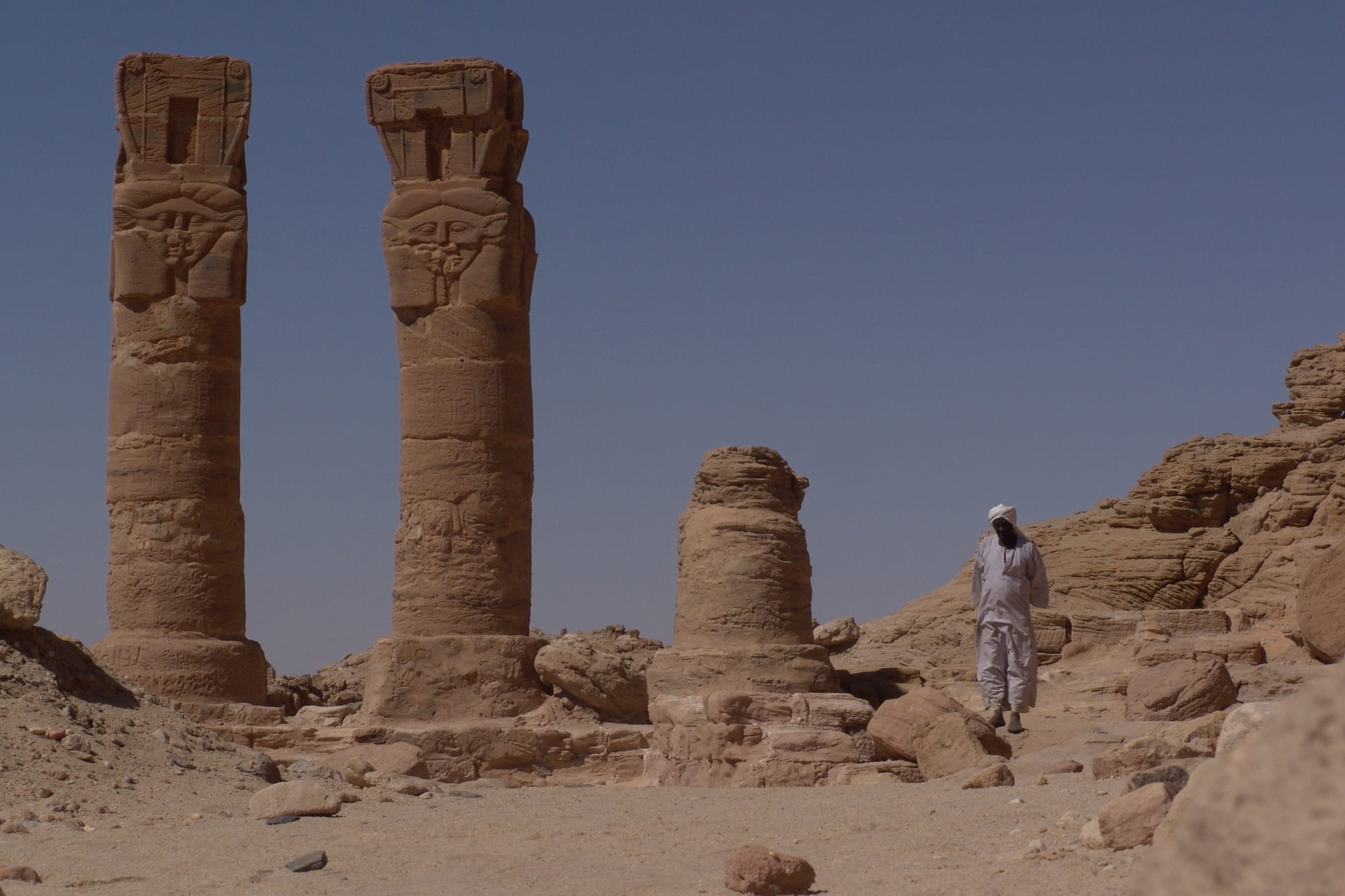Le due colonne del tempio di Amon ai piedi del Jebel Barkal, Karima. Sudan