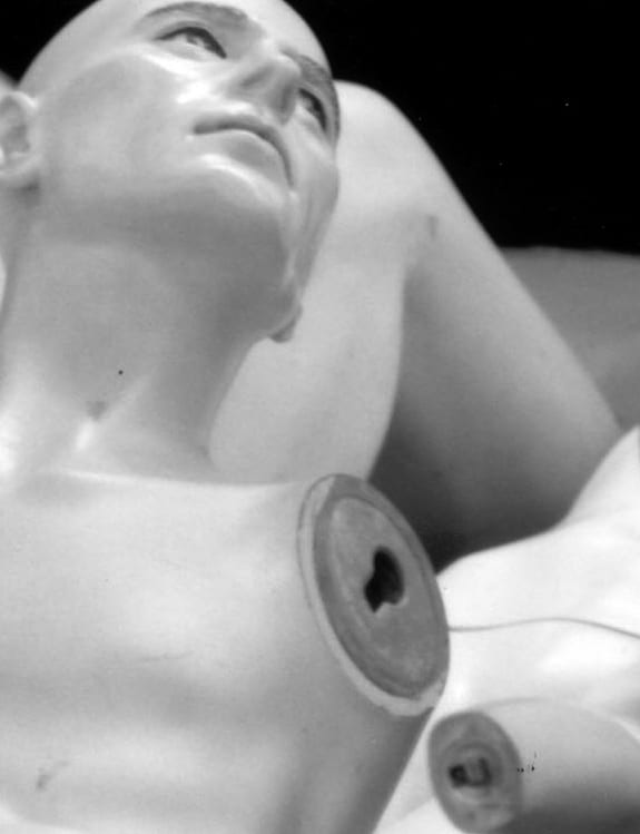 Manichino da vetrina smontato, fotografato in bianco e nero: il busto ha il braccio staccato all’altezza della spalla.