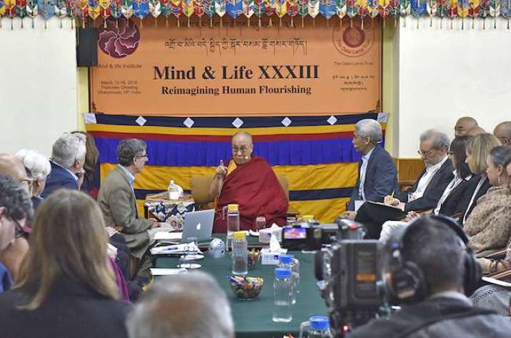 Il Dalai Lama al tavolo di lavoro con gli scienziati durante l'incontro Mind & Life XXXIII
