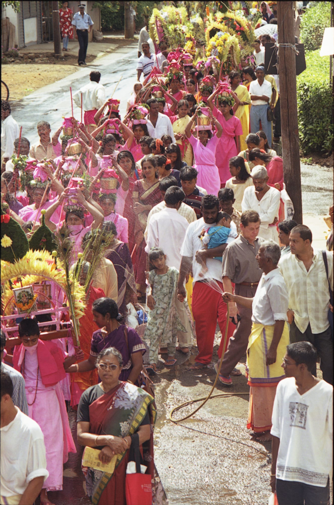 Un devoto in processione durante il thai poosam kavadee